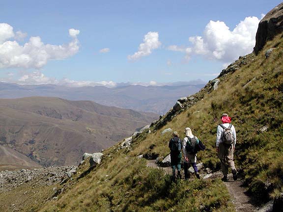 Hiking out from Laguna Churup.